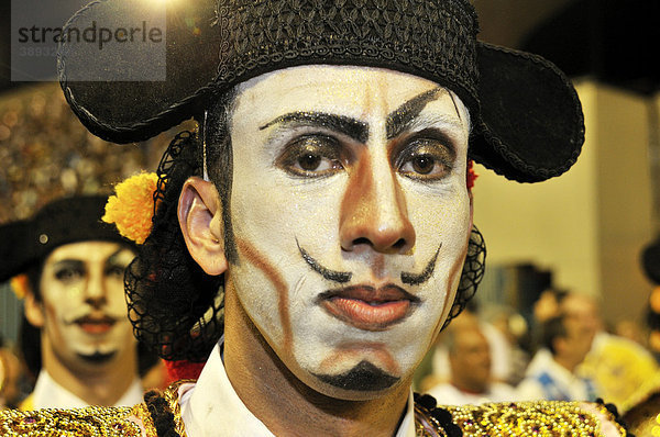 Sambaschule Uniao da Ilha  geschminkter Mann als mittelalterlicher Spanier verkleidet  Carnaval 2010  Sambodromo  Rio de Janeiro  Brasilien  Südamerika