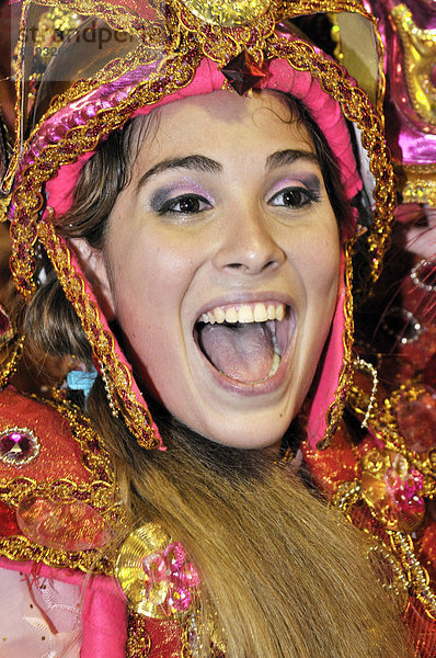 Sambaschule Unidos da Tijuca  junge Frau in Kostüm lacht ausgelassen  Carnaval 2010  Sambodromo  Rio de Janeiro  Brasilien  Südamerika