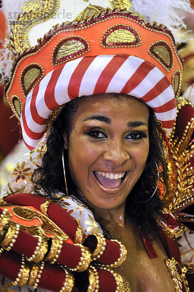 Sambaschule Unidos da Tijuca  lachende junge Frau im Kostüm  Carnaval 2010  Sambodromo  Rio de Janeiro  Brasilien  Südamerika