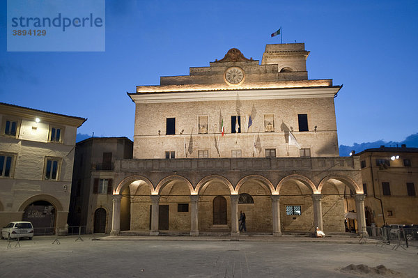 Historisches Gebäude  beleuchtet  Montefalco  Umbrien  Italien  Europa