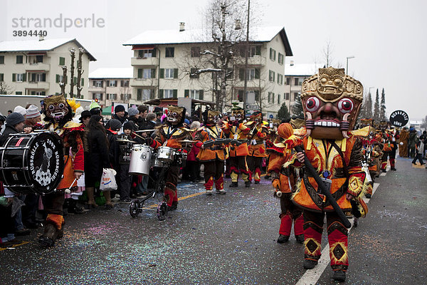 Guggenmusik Rüssbölle mit dem Sujet Bali beim Fasnachtsumzug in Littau  Luzern  Schweiz  Europa
