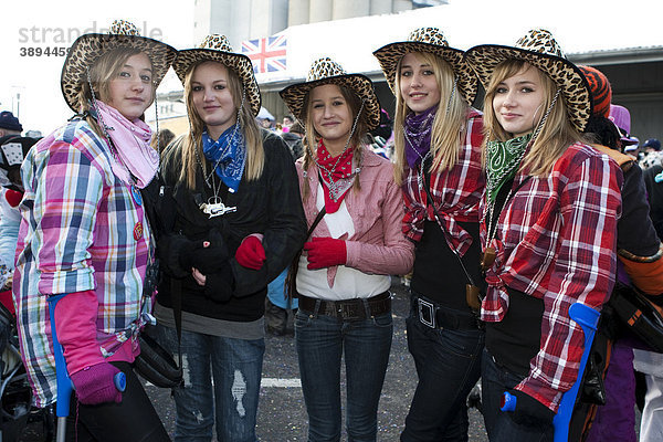 5 junge Cowgirls beim Fasnachtsumzug in Malters  Luzern  Schweiz  Europa