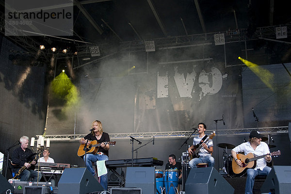 Der Schweizer Singer und Songwriter Ivo live mit Band beim Music Plus Open Air in Emmen  Luzern  Schweiz