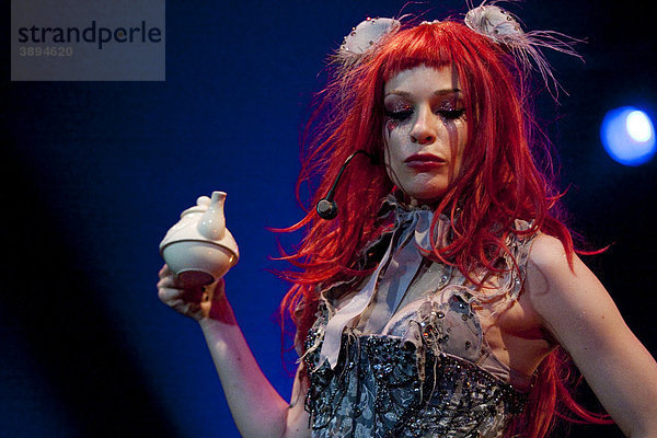Die US-amerikanische Musikerin  Lyrikerin  Songwriterin  Sängerin und Autorin Emilie Autumn live beim einzigen Schweizer Konzert im Club Härterei in Zürich  Schweiz