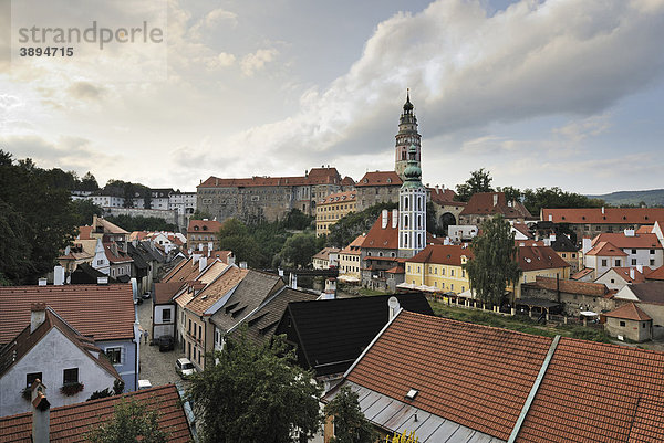 Blick auf historische Altstadt mit Kirche St. Jodokus und Burgturm von Schloss Schwarzenberg  UNESCO-Welterbe  Cesky Krumlov oder Böhmisch Krumau  Tschechien  Europa