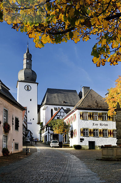 Schlossstraße und Alter Markt mit Glockenturm  Georgsturm  in Arnsberg  Nordrhein-Westfalen  Deutschland  Europa