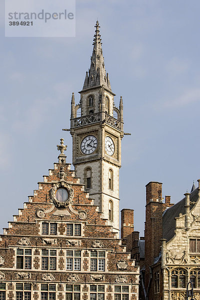 Alte Gildehäuser mit Uhrenturm an der Leie  Graslei  Gent  Flandern  Belgien  Europa