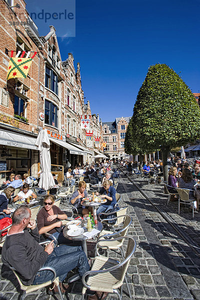 StraßencafÈ in Leuven am Oude Markt  Belgien  Europa