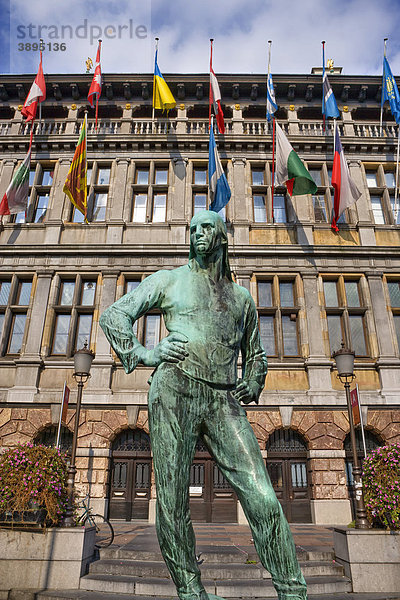 Der Lastenträger  Denkmal von Constantin Meunier  vor dem Rathaus  Antwerpen  Flandern  Belgien  Europa
