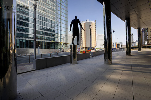 Consilium mit Statue  dahinter die Europäische Kommission  Berlaymont-Gebäude  Brüssel  Belgien  Europa