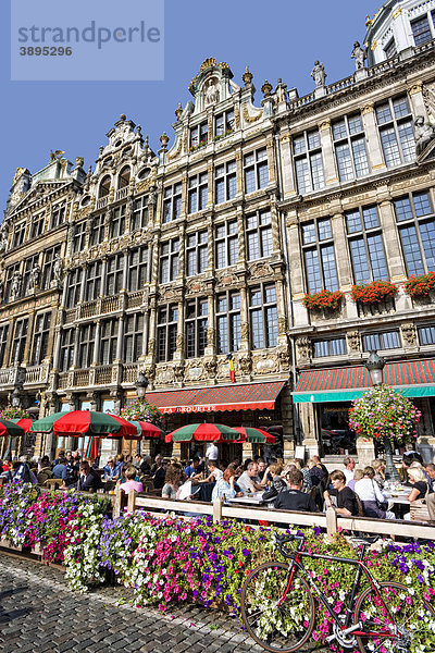 StraßencafÈ  Fassaden und Giebel der Gildehäuser am Grote Markt  Grand Place  Brüssel  Belgien  Europa