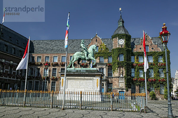 Rathaus mit Jan-Wellem-Denkmal in der Altstadt  Düsseldorf  Nordrhein-Westfalen  Deutschland  Europa