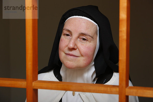 Nonne empfängt Besuch  Karmeliterkloster  Puerto Montt  Chile  Südamerika