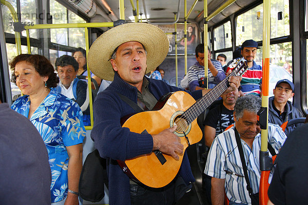 Straßenmusikant in öffentlichen Verkehrsmitteln  Santiago de Chile  Chile  Südamerika