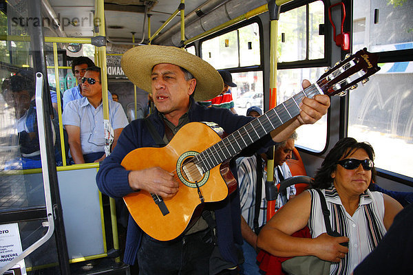 Straßenmusikant in öffentlichen Verkehrsmitteln  Santiago de Chile  Chile  Südamerika