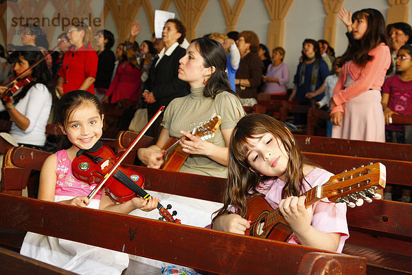 Musizierende Mädchen während des Gottesdienstes  Catedral Evangelica de Chile  Pfingstler Kirche  Santiago de Chile  Chile  Südamerika