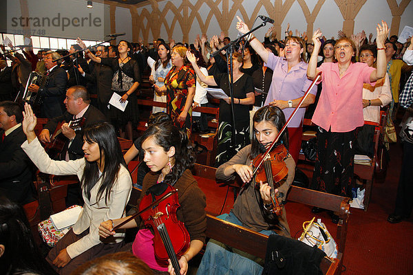 Musizierende Frauen  Gottesdienst  Catedral Evangelica de Chile  Pfingstler Kirche  Santiago de Chile  Chile  Südamerika