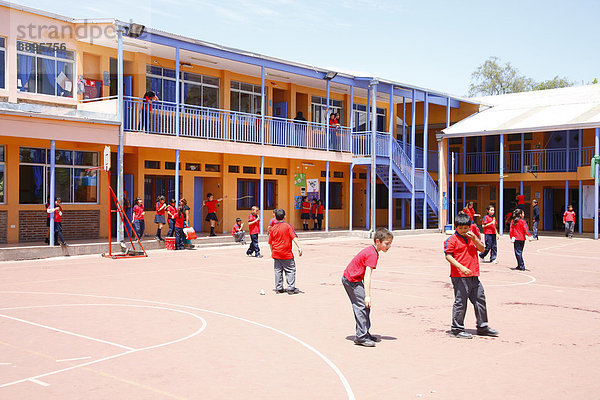 Pause auf dem Schulhof  Schule Belem  Santiago de Chile  Chile  Südamerika