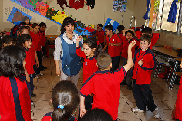 Schüler lernen einen Tanz  Schule Belem  Santiago de Chile  Chile  Südamerika