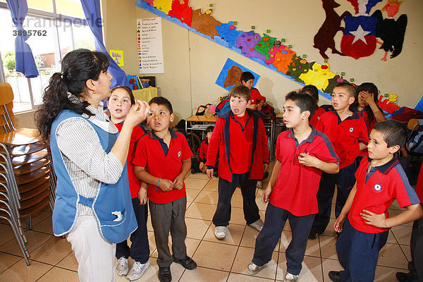 Schüler lernen einen Tanz  Schule Belem  Santiago de Chile  Chile  Südamerika