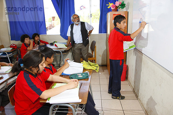 Schüler an der Tafel während des Unterrichtes  Schule Belem  Santiago de Chile  Chile  Südamerika