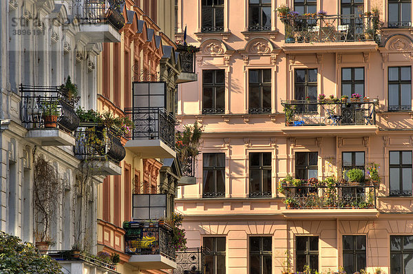 Balkone und malerische Altbauten am Chamissoplatz  nahe Bergmannstraße  Kreuzberg  Berlin  Deutschland  Europa