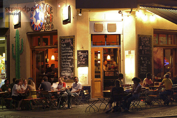 Lone Star Taqueria  mexikanisches Restaurant und StraßencafÈ  nächtliche Straßenszene  Bergmannstraße  Kreuzberg  Berlin  Deutschland  Europa