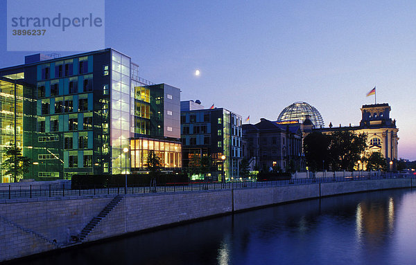 Jakob-Kaiser-Haus mit Spree  Reichstag und Mond im Regierungsviertel  Berlin Mitte  Berlin  Deutschland  Europa