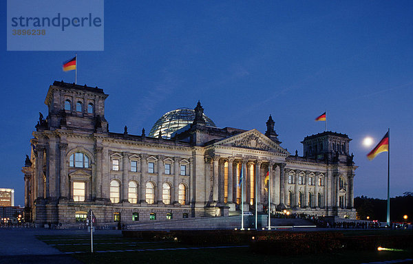 Reichstag  Reichstagsgebäude mit Mond  Berlin Tiergarten  Berlin  Deutschland  Europa