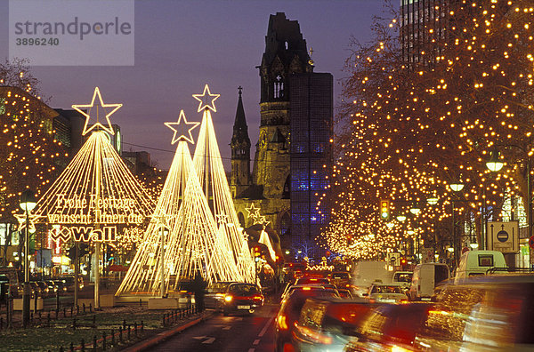 Tauentzienstraße mit Kaiser-Wilhelm-Gedächtniskirche am Breitscheidplatz zur Weihnachtszeit mit Lichterschmuck  Berlin  Deutschland  Europa
