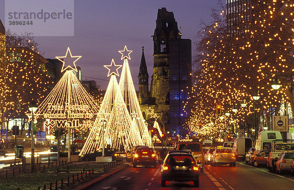 Tauentzienstraße mit Kaiser-Wilhelm-Gedächtniskirche am Breitscheidplatz zur Weihnachtszeit mit Lichterschmuck  Berlin  Deutschland  Europa