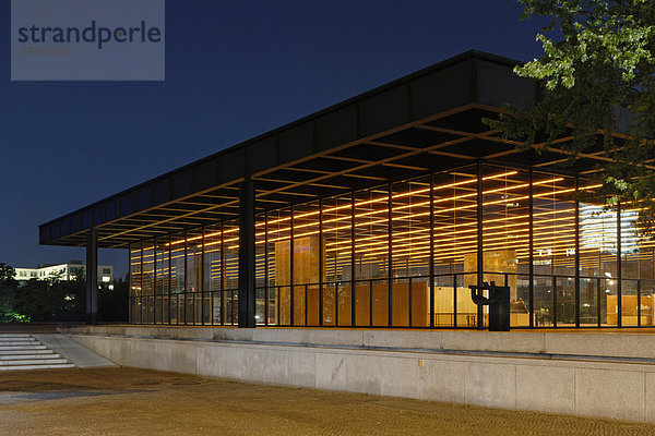 Neue Nationalgalerie von Architekt Mies van der Rohe mit Lichtinstallation von Jenny Holzer  Berlin Schöneberg  Berlin  Deutschland  Europa