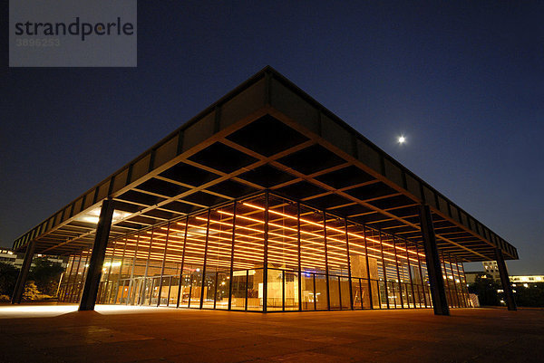 Neue Nationalgalerie von Architekt Mies van der Rohe mit Mond und mit Lichtinstallation von Jenny Holzer  Berlin Schöneberg  Berlin  Germany  Europe