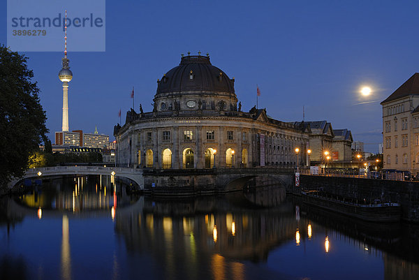 Bode-Museum  Fernsehturm und Mond  Nachtaufnahme  Museumsinsel  UNESCO Weltkulturerbe  Berlin  Deutschland  Europa