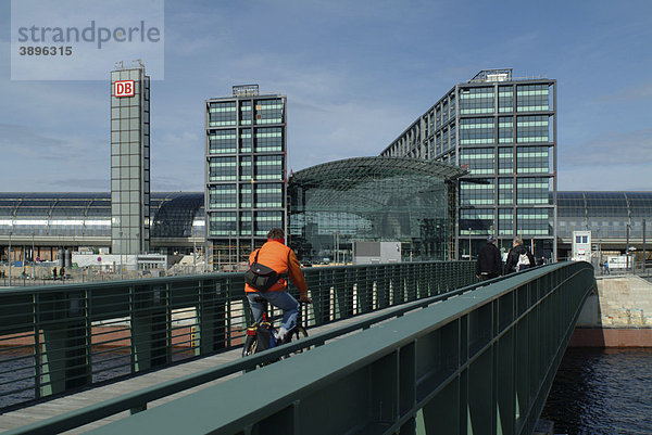 Berlin Hauptbahnhof mit Ludwig-Erhard-Brücke und Spree  Berlin Tiergarten  Berlin  Deutschland  Europa