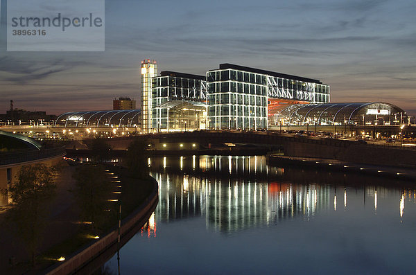 Berlin Hauptbahnhof bei Nacht  von Architekten Gerkan  Marg und Partner  mit Spree und Promenade am Ludwig-Erhard-Ufer  Berlin Tiergarten  Berlin  Deutschland  Europa