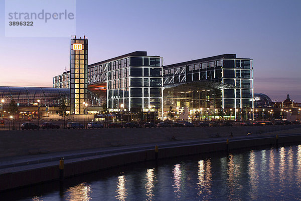 Berlin Hauptbahnhof am Abend  von Architekten Gerkan  Marg und Partner  mit Spree und Promenade am Ludwig-Erhard-Ufer  Berlin Tiergarten  Berlin  Deutschland  Europa