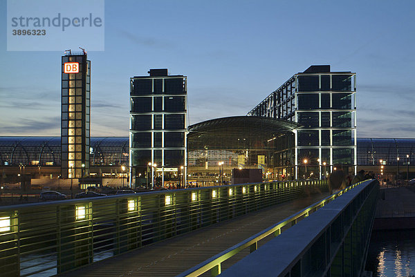 Berlin Hauptbahnhof am Abend  von Architekten Gerkan  Marg und Partner  mit Spree und Promenade am Ludwig-Erhard-Ufer  Berlin Tiergarten  Berlin  Deutschland  Europa