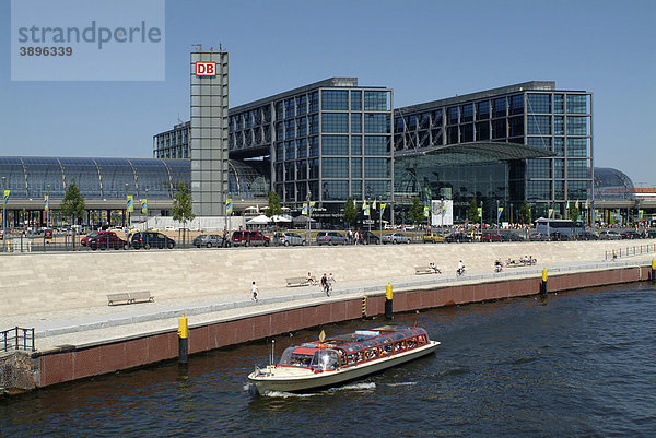 Berlin Hauptbahnhof mit Spree  Ausflugsdampfer und Promenade am Kapelleufer  Berlin Tiergarten  Berlin  Deutschland  Europa