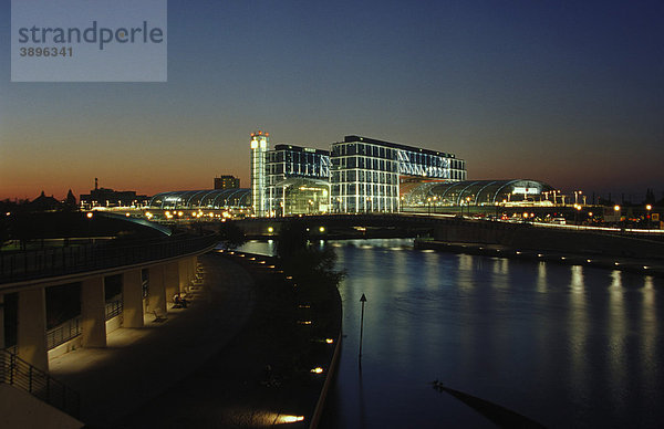 Berlin Hauptbahnhof bei Nacht  von Architekten Gerkan  Marg und Partner  mit Spree und Promenade am Ludwig-Erhard-Ufer  Berlin Tiergarten  Berlin  Deutschland  Europa