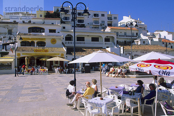 StraßencafÈ am Hauptplatz  Carvoeiro  Algarve  Portugal  Europa