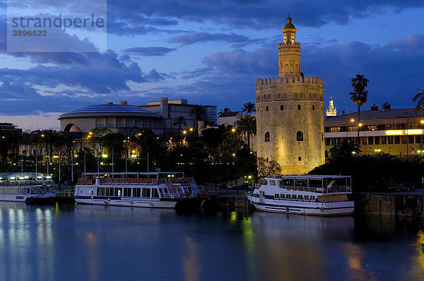 Torre del Oro und der Fluss Guadalquivir in der Dämmerung  Sevilla  Andalusien  Spanien  Europa