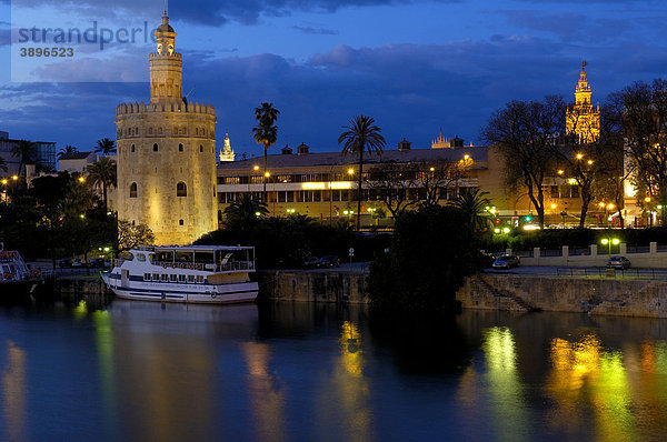 Torre del Oro und der Fluss Guadalquivir in der Dämmerung  Sevilla  Andalusien  Spanien  Europa