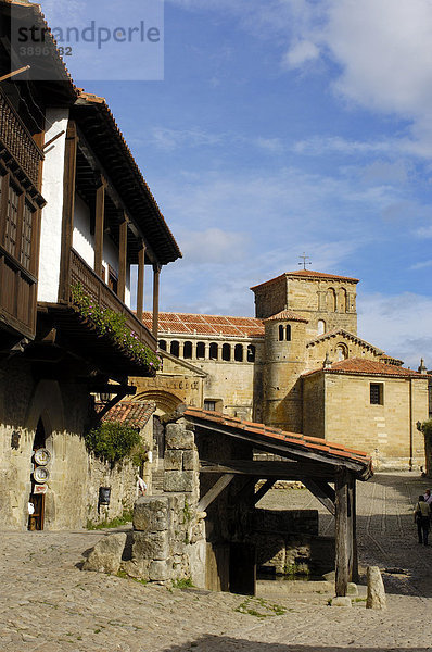 Romanische Stiftskirche  Santillana del Mar  Kantabrien  Spanien  Europa