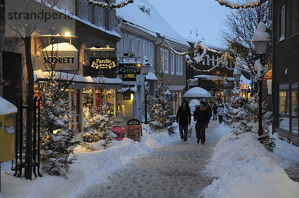 Schmale Straße mit Schnee und Licht aus den Fenstern  Ystad  SkÂne  Schweden  Skandinavien  Europa