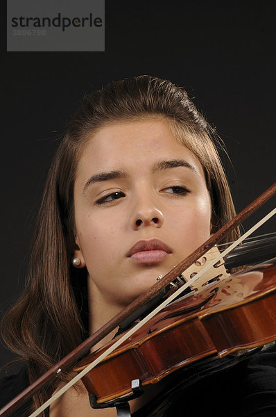Junge Frau spielt Geige