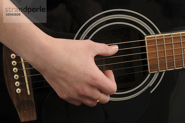 Hand und ein Teil einer Gitarre