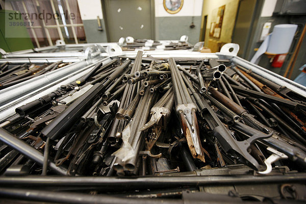 Illegale private Waffen  abgegeben und gesammelt beim Landesamt für Zentrale Polizeiliche Dienste  LZPD  Nordrhein-Westfalen  Deutschland  Europa