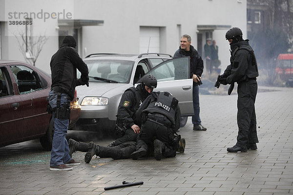 Einsatzübung eines Spezialeinsatzkommandos  SEK  der Polizei  Zugriff auf 2 Täter in einem Auto  Düsseldorf  Nordrhein-Westfalen  Deutschland  Europa