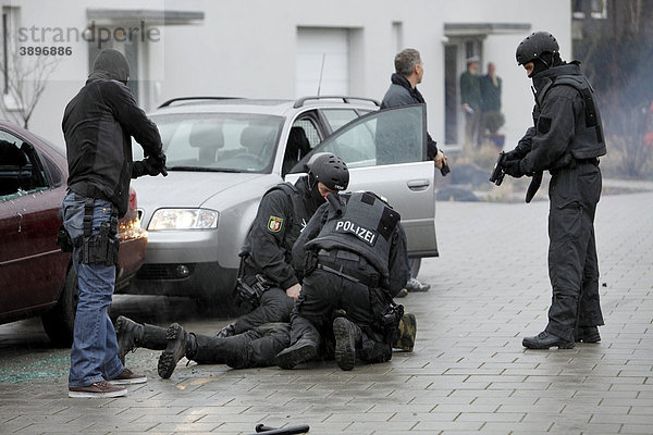 Einsatzübung eines Spezialeinsatzkommandos  SEK  der Polizei  Zugriff auf 2 Täter in einem Auto  Düsseldorf  Nordrhein-Westfalen  Deutschland  Europa